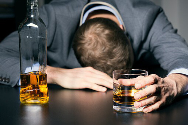 Nam giới thường xuyên uống rượu bia dễ bị mãn dục nam sớm
