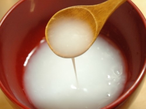Nấu cháo thật nhừ, lấy phần nước loãng phía trên, có thể thêm chút đường hoặc muối. Nước cháo loãng giúp giảm tình trạng háo khát, giúp làm đầy dạ dày sau khi nôn.
