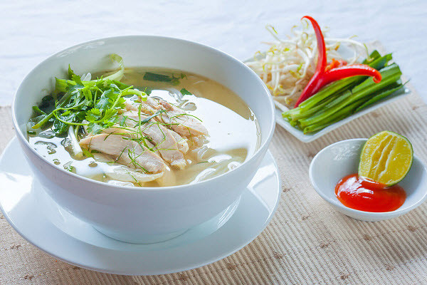 Một bát phở gà giúp dân nhậu khỏe hơn
