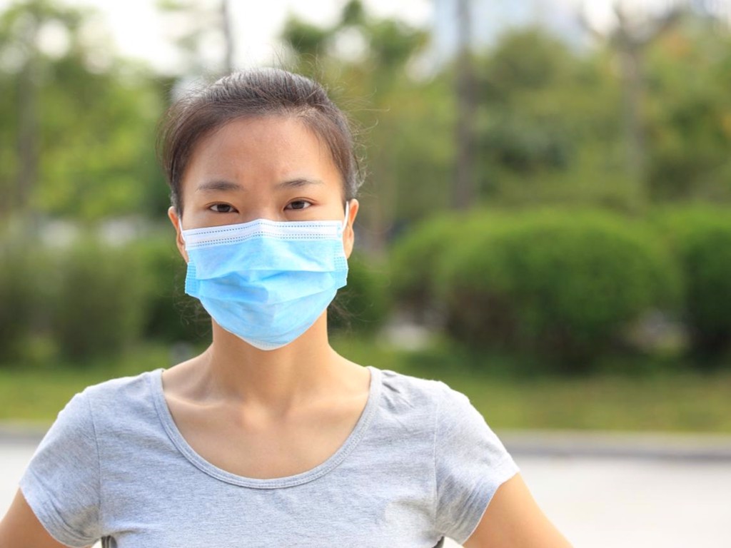 Đeo khẩu trang khi đi ra ngoài sẽ giúp giảm nguy cơ nhiễm độc phổi