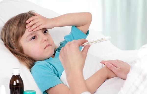 Trẻ thường có biểu hiện sốt cao