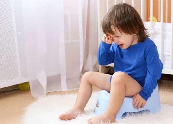Trẻ nhỏ hay bị táo bón vào mùa hè