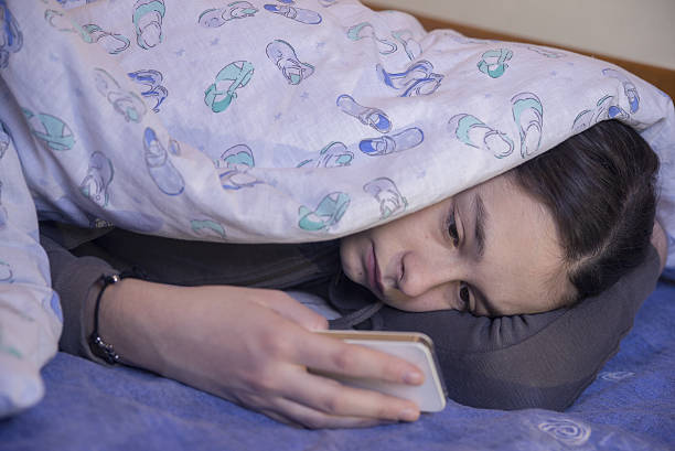 Sử dụng điện thoại trước khi đi ngủ dễ làm bạn mất ngủ