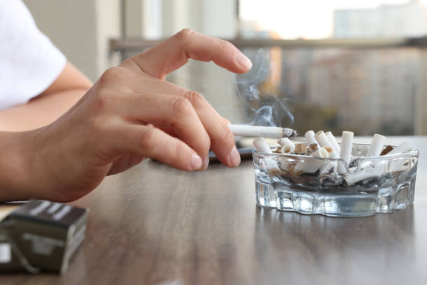 Người bệnh nên bỏ hút thuốc lá và tránh xa khói thuốc