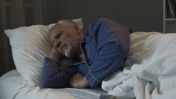 Người cao tuổi dễ bị mất ngủ do thay đổi nhịp sinh học
