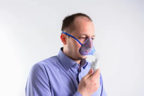 Khi bệnh COPD tiến triển nặng, người bệnh phải dùng liệu pháp oxy để thở