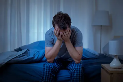 Mất ngủ gây ra và làm nặng thêm tình trạng căng thẳng, stress