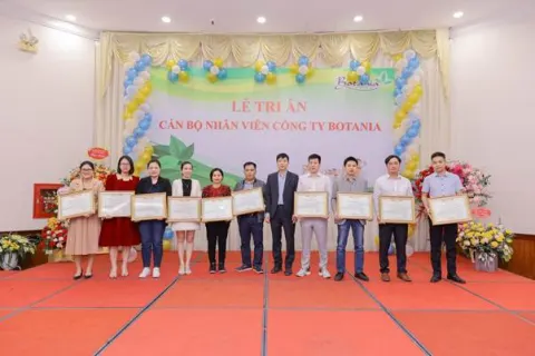 Anh Hoàng trao bằng khen và phần thưởng cho những nhân viên cống hiến 10 năm