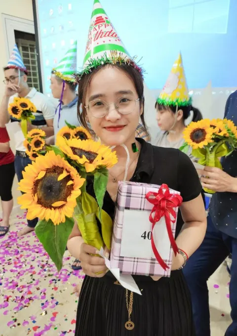 Bạn Nguyễn Mai với phần quà đầy bí ẩn