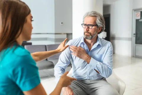 Nam giới tuổi trung niên dễ bị đau xương khớp