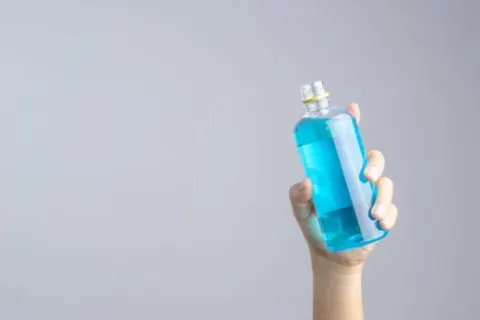 Sử dụng nước oxy già giúp làm sạch miệng