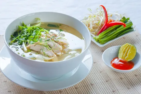 Một bát phở gà giúp dân nhậu khỏe hơn
