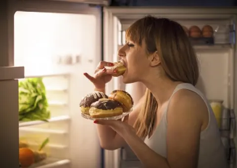 Ăn đêm là thói quen gây mất ngủ