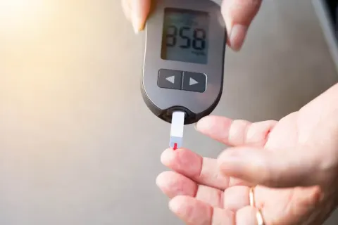 Người bệnh tiểu đường cần được đo đường huyết thường xuyên