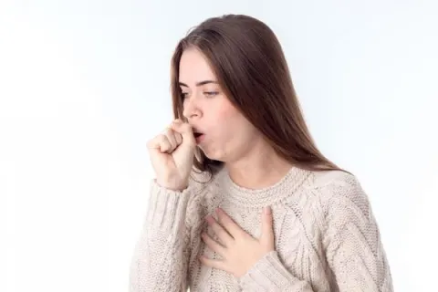 Ho dai dẳng, không rõ nguyên nhân là một trong những dấu hiệu của phổi bị nhiễm độc