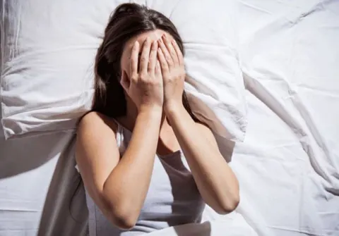 Tác động từ ánh sáng vào mùa hè khiến con người khó đi vào giấc ngủ, ngủ được ít hơn
