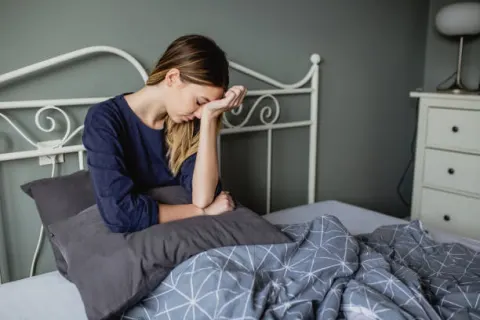 Căng não gây rối loạn sản xuất hormone trong cơ thể, khiến bạn khó ngủ