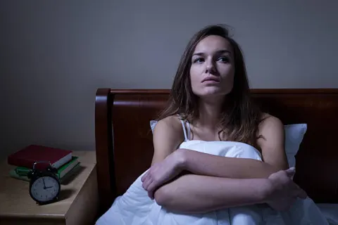 Sử dụng điện thoại trước khi đi ngủ: Thói quen thường gặp gây mất ngủ