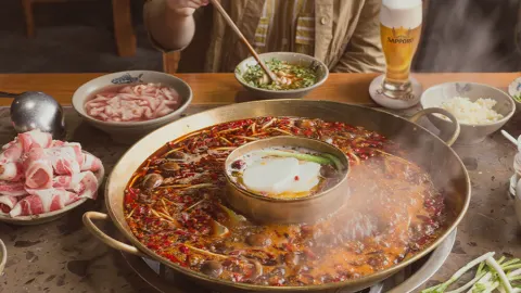  Hạn chế tối đa ăn đồ cay nóng và uống rượu bia