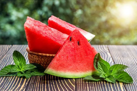 Ăn dưa hấu giúp bạn bổ sung nước sau khi nôn do say rượu
