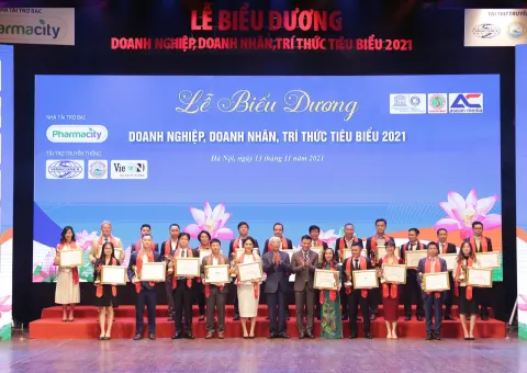 Đại diện công ty Botania nhận giải thưởng cùng các doanh nghiệp khác