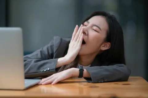 Thiếu ngủ khiến bạn mệt mỏi, khó tập trung khi làm việc