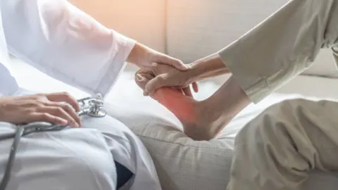 Không tin mắc bệnh gút vì “mình là phụ nữ”