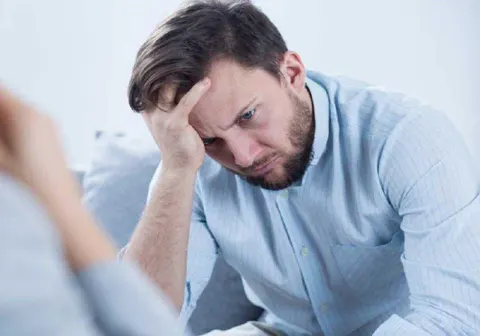 Khi gặp biến chứng suy thận, nam giới thường xuyên mệt mỏi