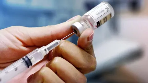 Bác sĩ sẽ tiêm gây tê hoặc gây mê trước khi phẫu thuật cắt hạt tophi