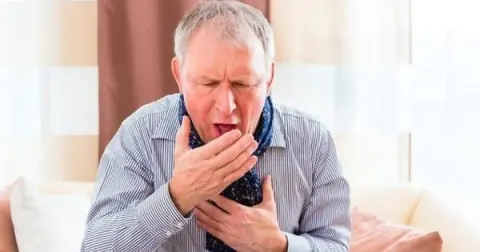 Các triệu chứng bệnh viêm phế quản mãn tính ở người cao tuổi thường trầm trọng hơn