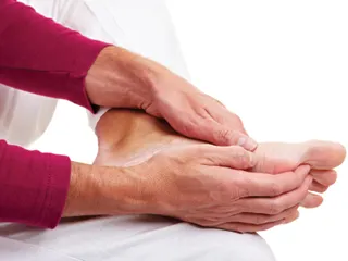 Hỏi: Ông tôi bị tiểu đường, đường huyết trên 10, đã bị tê bì chân tay và mờ mắt, có dùng BoniDiabet được không?