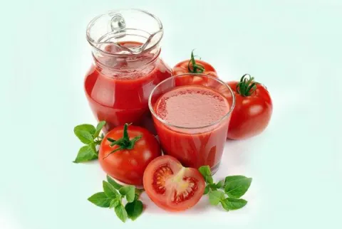 Nước ép cà chua chứa nhiều kali, calci, natri và nhiều loại vitamin khác nhau. Một cốc nước ép cà chua sau khi uống rượu và vào buổi sáng hôm sau sẽ giúp cơ thể khỏe khoắn hơn, tỉnh rượu nhanh hơn.