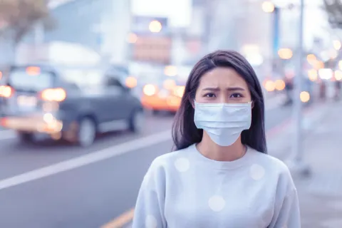 Đeo khẩu trang khi ra đường để bảo vệ lá phổi của bạn