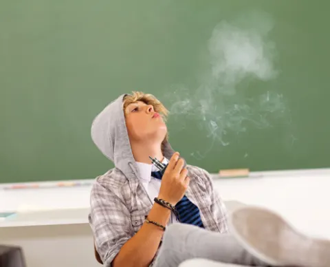 Nhiều người hút thuốc vì cho rằng như thế là ngầu