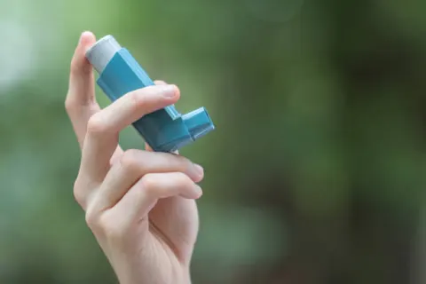 Quên kiểm tra bình xịt là sai lầm thường gặp ở người bệnh hen suyễn
