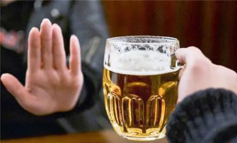 Các quý ông cần tránh xa rượu bia và các chất kích thích