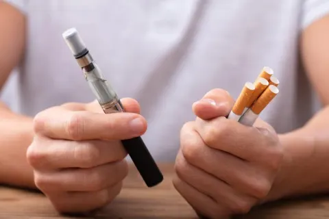 Đừng lầm tưởng rằng thuốc lá điện tử an toàn hơn thuốc lá truyền thống