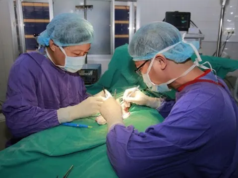 Cậu bé 14 tuổi tránh nguy cơ hoại tử tinh hoàn nhờ báo cho bố mẹ kịp thời