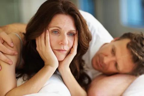 Thuốc lá khiến thời điểm mãn kinh ở phụ nữ đến sớm hơn.