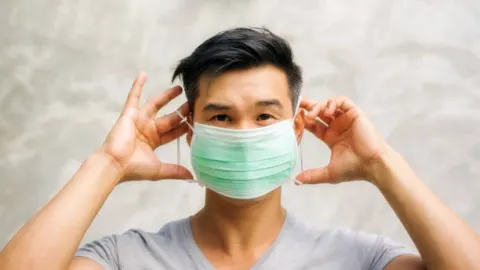  Người bệnh COPD nên đeo khẩu trang đi ra ngoài