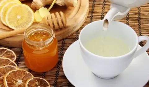 Một ly nước ấm pha mật ong là lựa chọn tốt cho người ngủ không sâu giấc