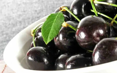 Quả anh đào đen giúp hạ acid uric máu