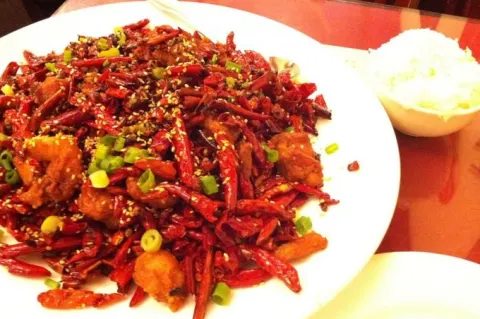 Đồ ăn chua cay là kẻ thù của người bệnh đại tràng.