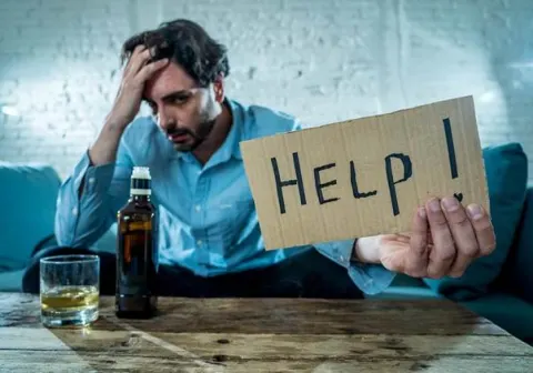 Người bệnh không thể hoặc rất khó bỏ rượu dù đã biết tác hại do nó gây ra
