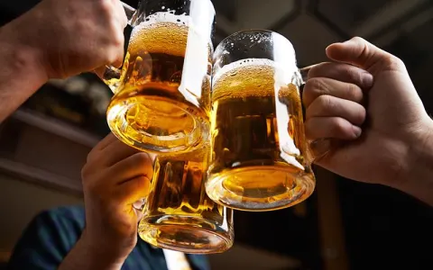Uống rượu bia trong giờ làm việc bị phạt tiền đến 3 triệu đồng - Báo Nhân Dân