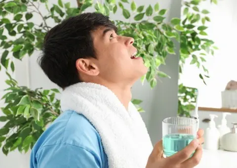 Súc miệng bằng 1 loại nước khác trước khi hút thuốc lá sẽ làm rửa trôi Boni-Smok trong khoang miệng