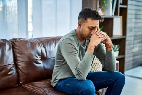 Nồng độ nicotin trong máu giảm nhanh chóng khiến con người căng thẳng, stress khi bỏ thuốc lá