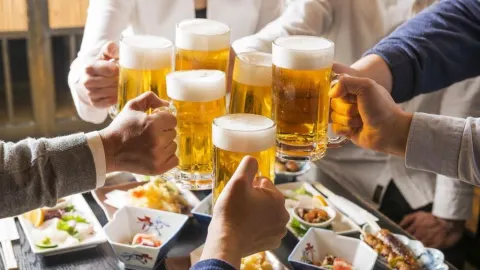 Người bệnh gút cũng cần hạn chế uống rượu, bia.