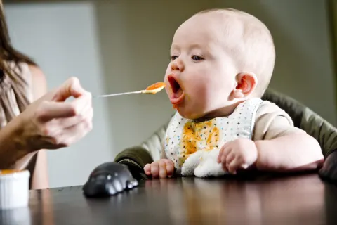 Bí quyết cho trẻ sinh non bị ốm vặt, lười ăn!
