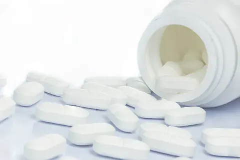 Thuốc giảm đau điển hình trong điều trị bệnh gút là colchicine